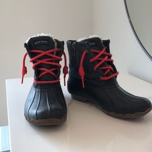 Sperry waterproof winter boots barely worn size 6